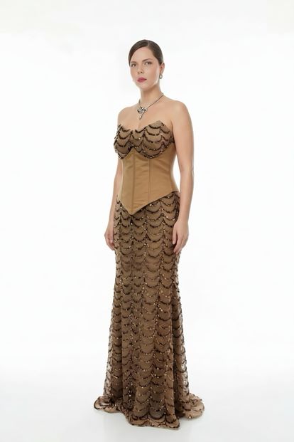 فستان سهرة بمقاسات كبيرة مزين بالترتر بتصميم يشبه الكورسيه النحاسي